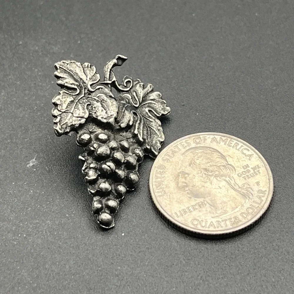 Bunch Of Grapes Silver Tone Fruit Lapel Hat‎ Pin